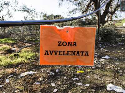 Un inquietante cartello in un campo nei dintorni di Lama San Giorgio